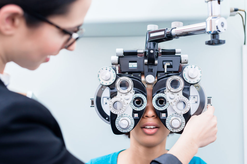 Examen de vue réalisé avec un réfracteur en boutique