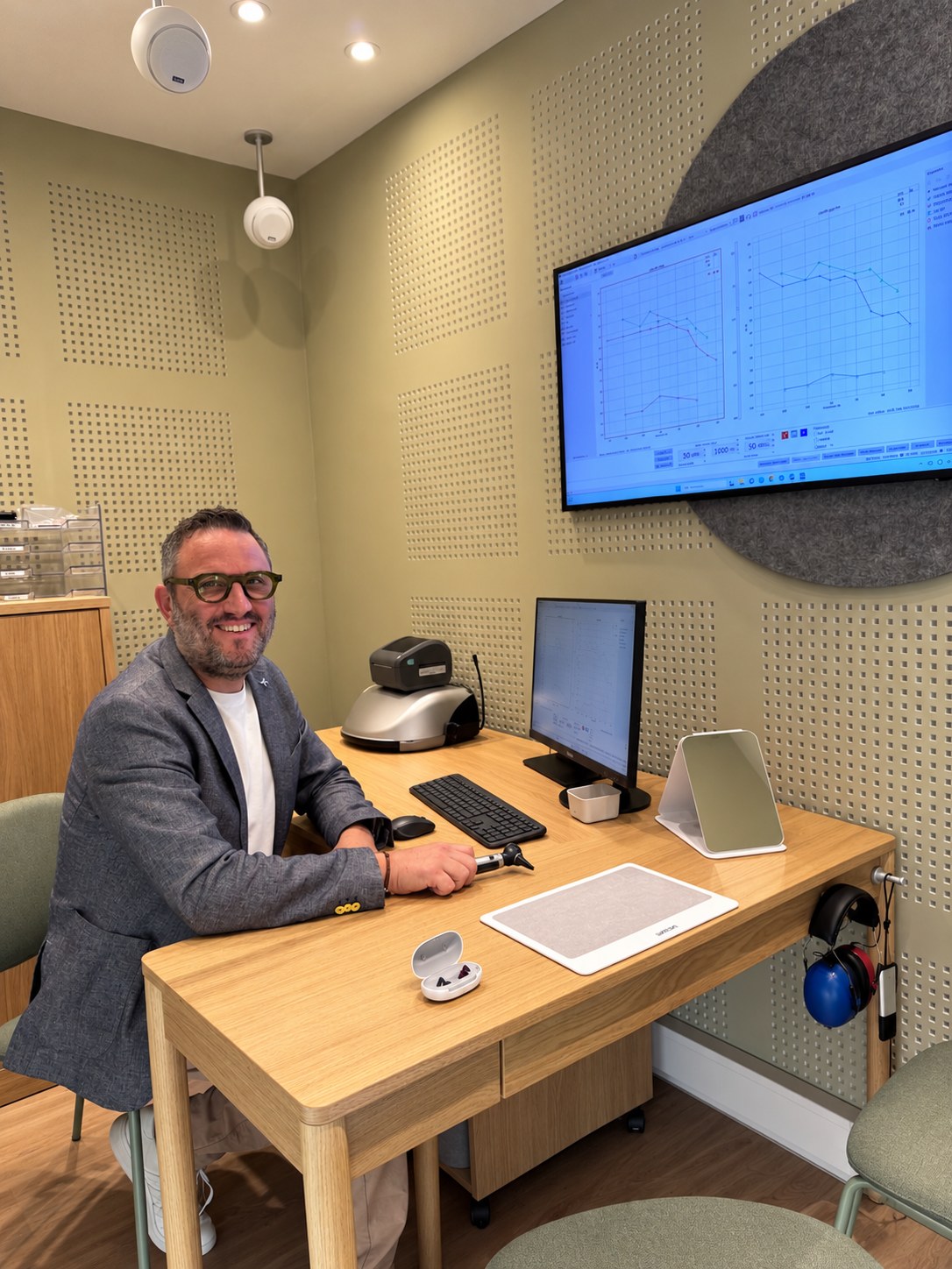 Jean Khoury, audioprothésiste diplômé, dans sa cabine audiométrique à Antibes