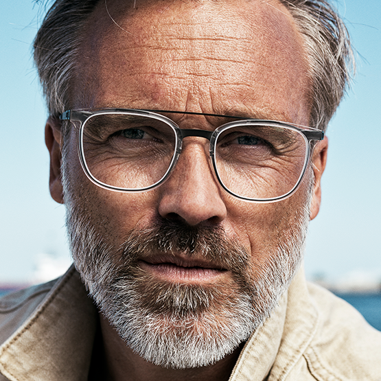 Portrait homme portant des verres progressifs