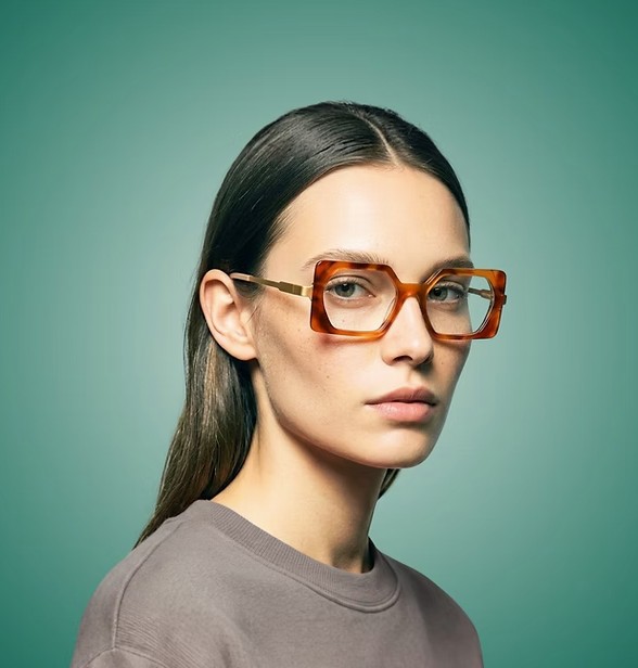 Monture colorée et graphique portée sur un visage ovale